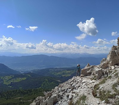 Corno Bianco Xavi  rocce camminare dolomiti sentiero stretto