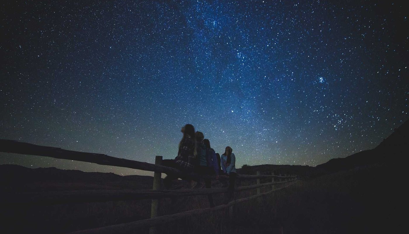 star-gazing-1149228_1920.jpg